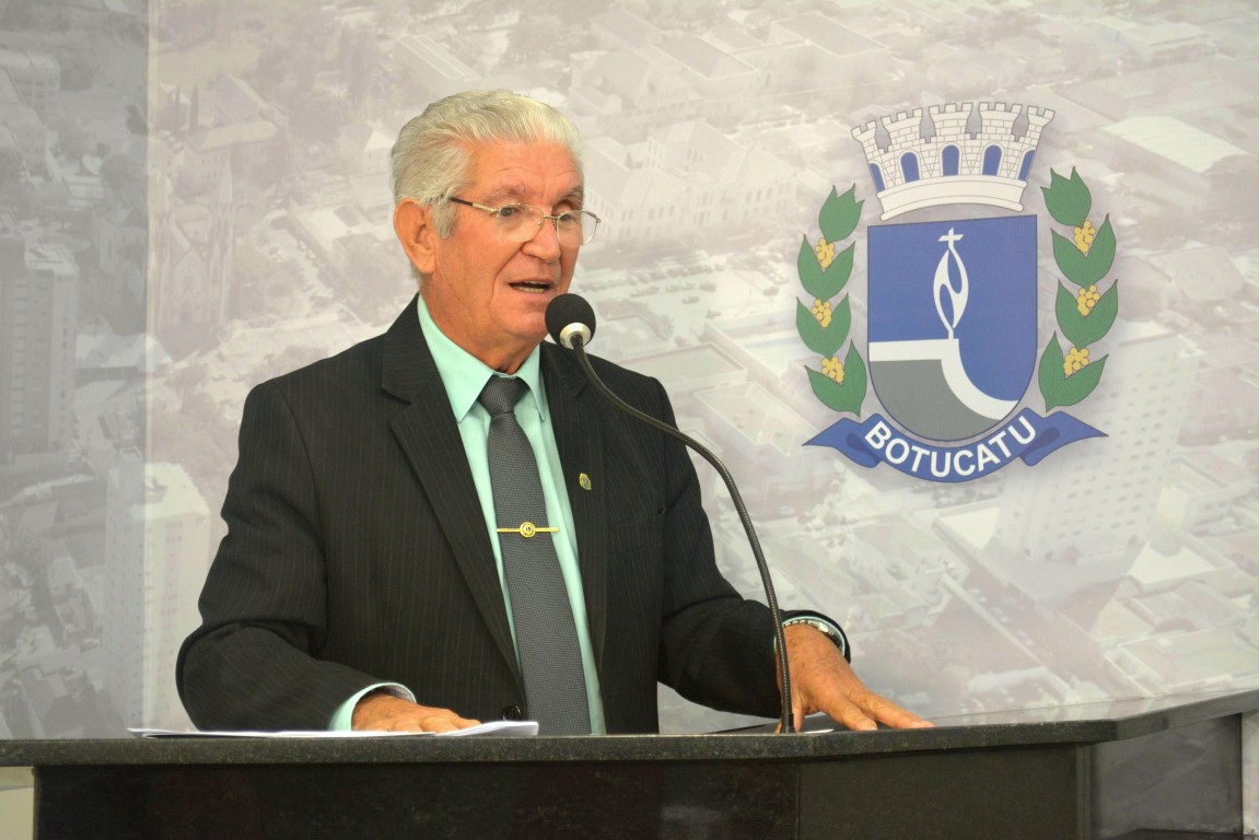 Falta de ponto de ônibus próximo da entrada do campus da Unesp do Lageado prejudica usuários